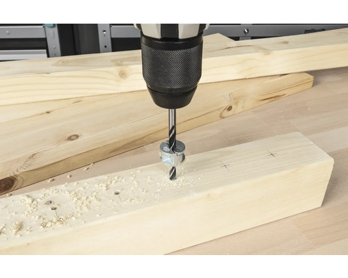 Bohrmaschine bohrt Loch in Holzbrett mit Tiefenanschlag