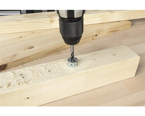 Bohrmaschine bohrt Loch in Holzbrett mit Tiefenanschlag