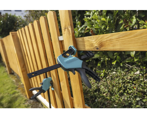 Wolfcraft Einhandzwinge an einem Holzzaun
