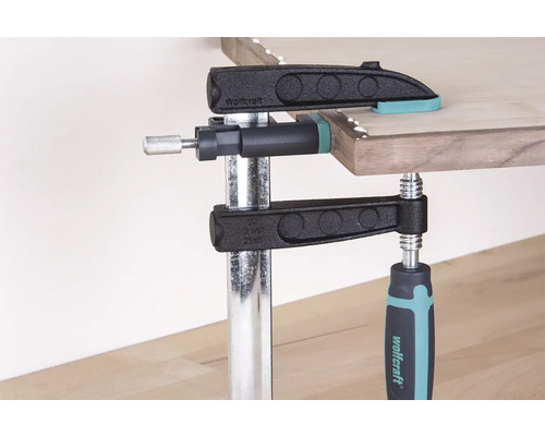 Wolfcraft Schraubzwinge fixiert zwei Holzplatten beim Verleimen