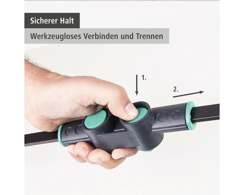 Une main actionne le bouton d''un raccord d''outil.