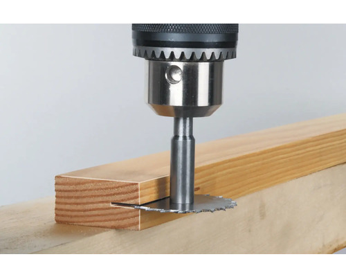 Nutfräser-Aufsatz an einer Bohrmaschine beim Bearbeiten eines Holzstücks