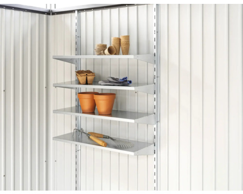 Regalsystem mit Gartenartikeln an einer weißen Wand