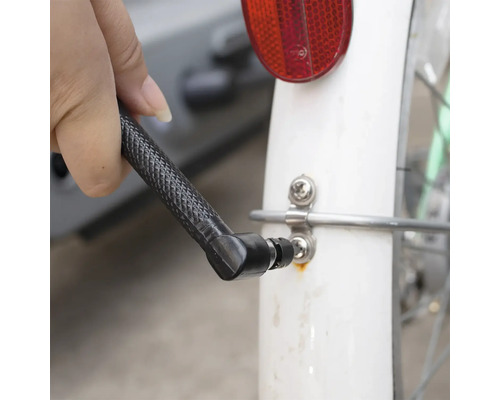 Pompe à vélo sur une valve de pneu de vélo.