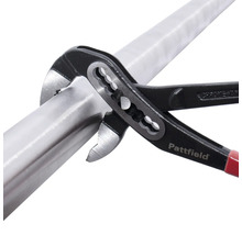 Pattfield Wasserpumpenzange an Metallrohr