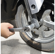 Main fixant un cliquet sur une roue.