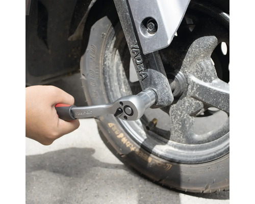 Main fixant un cliquet sur une roue.