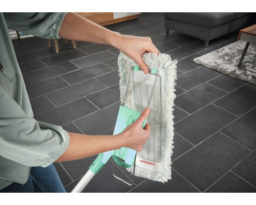 Eine Person wechselt den Bezug eines Leifheit Wischmops.
