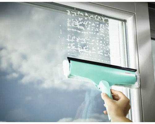 Nettoyage des vitres avec un lave-vitre