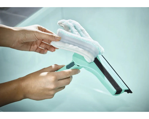 Raclette à vitre avec housse microfibre amovible dans les mains