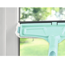 Lave-vitre en cours d'utilisation sur une fenêtre