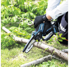Personne coupant une branche avec une tronçonneuse à batterie Makita