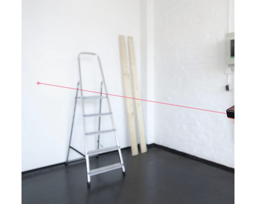 Pièce avec télémètre laser, échelle et planches en bois