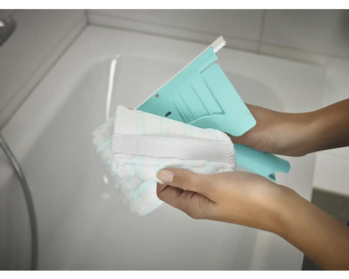 Raclette avec housse lavable dans les mains devant une baignoire