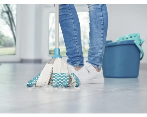 Person wischt Boden mit Mopp und Eimer