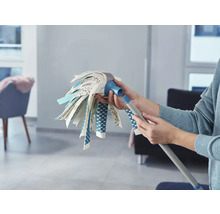 Serpillière avec tête interchangeable tenue dans les mains