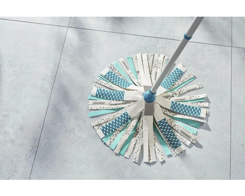 Leifheit Wischerkopf mit Streifen auf Fliesenboden