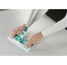 Bodenwischer mit Tuch wird von Hand befestigt.