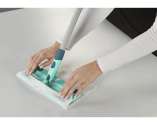 Bodenwischer mit Tuch wird von Hand befestigt.