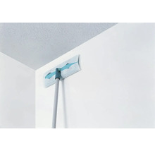 Flachwischer mit Teleskopstiel reinigt eine weiße Wand
