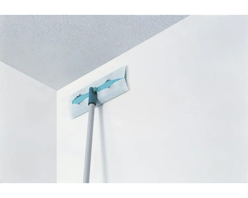 Flachwischer mit Teleskopstiel reinigt eine weiße Wand