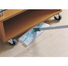 Wischmopp unter einem rollbaren Möbelstück zum Reinigen von Böden