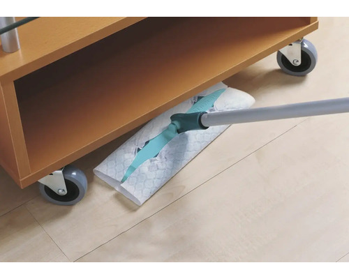 Wischmopp unter einem rollbaren Möbelstück zum Reinigen von Böden