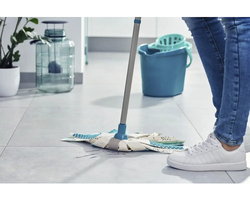 Bodenreinigung mit einem Mopp und Eimer auf Fliesen.