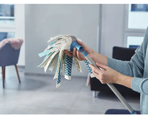 Eine Person hält einen Mopp mit Wischbezug.