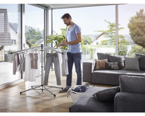 Drehflügel-Wäscheständer mit Wäsche in einem hellen Raum