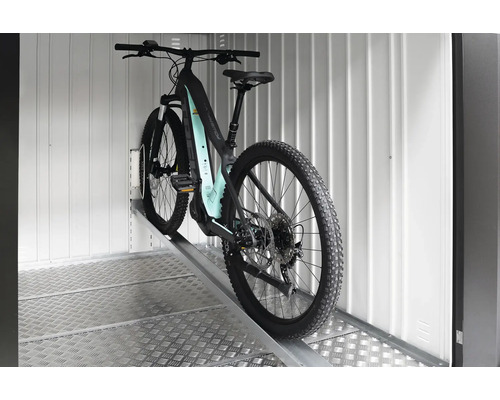 E-Mountainbike auf einer Rampe in einem Lagerraum.