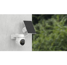 Caméra de surveillance avec panneau solaire pour alimentation électrique sous la pluie