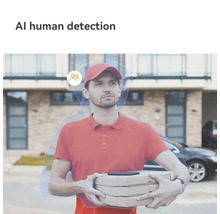 Caméra de surveillance avec détection humaine par IA montrant un livreur avec des boîtes de pizza devant une maison.