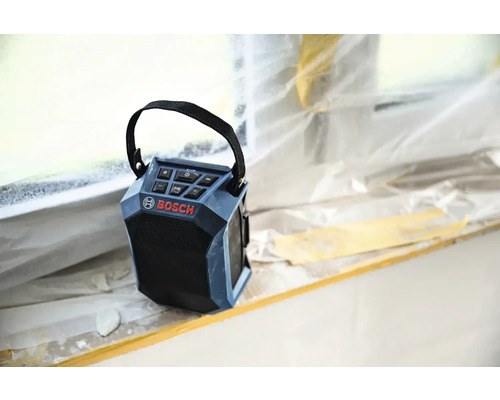 Logo Bosch sur une radio de chantier avec poignée de transport