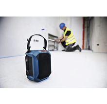 Logo Bosch sur une radio de chantier devant un artisan
