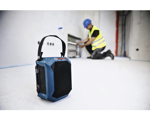 Logo Bosch sur une radio de chantier devant un artisan