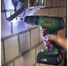 Visseuse à percussion sans fil Bosch EasyImpact 18V-38 en utilisation sur un mur