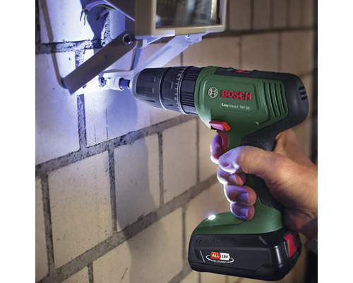 Visseuse à percussion sans fil Bosch EasyImpact 18V-38 en utilisation sur un mur