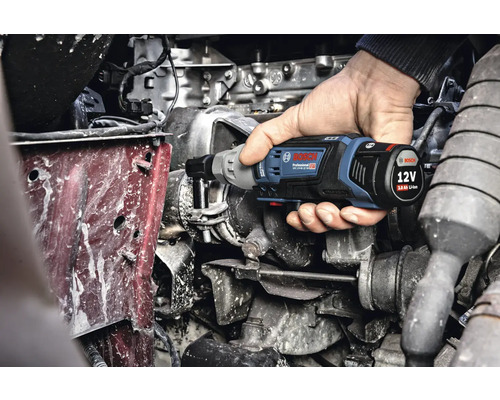 Logo Bosch. Clé à chocs à batterie utilisée sur un moteur de voiture.