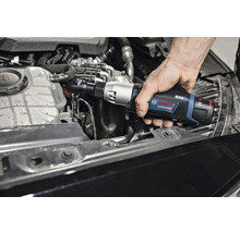 Une personne utilise une clé à chocs angulaire sans fil Bosch Professional sur le moteur d'une voiture.