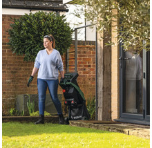 Femme dans le jardin avec un broyeur de végétaux Bosch