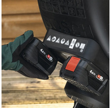 Deux batteries de 18 volts avec 4,0 ampères-heures pour les outils de jardin en utilisation.