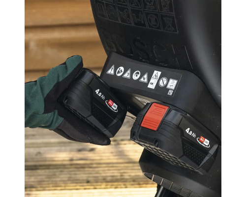 Deux batteries de 18 volts avec 4,0 ampères-heures pour les outils de jardin en utilisation.