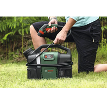 Nettoyeur sans fil Bosch Fontus 18V-6 avec pistolet de pulvérisation utilisé dans le jardin