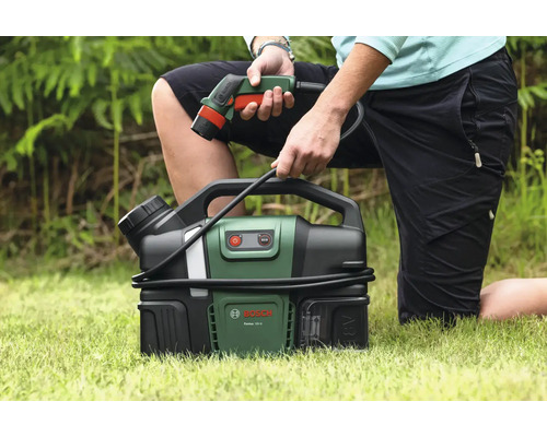 Nettoyeur sans fil Bosch Fontus 18V-6 avec pistolet de pulvérisation utilisé dans le jardin