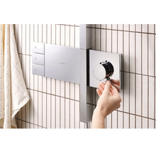 Aufputz Duscharmatur mit Hand die Temperatur einstellt.