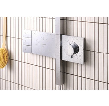 Duscharmatur mit Thermostat und Handbrause an einer gefliesten Wand