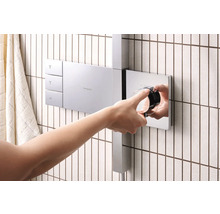 Hand bedient Duscharmatur von Hansgrohe im Badezimmer