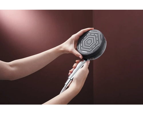 Hände halten Duschkopf