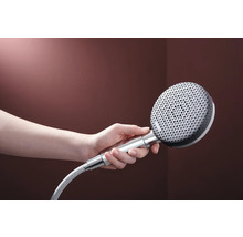 Eine Hand hält einen Duschkopf mit Schlauch.